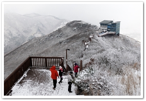 3820550200900016k_Cable car in Mt. Duryunsan.jpg